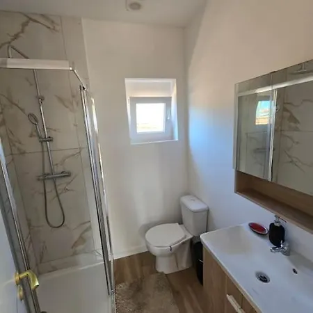 Casa Inteira 2 Quartos, 1 Wc Daire *